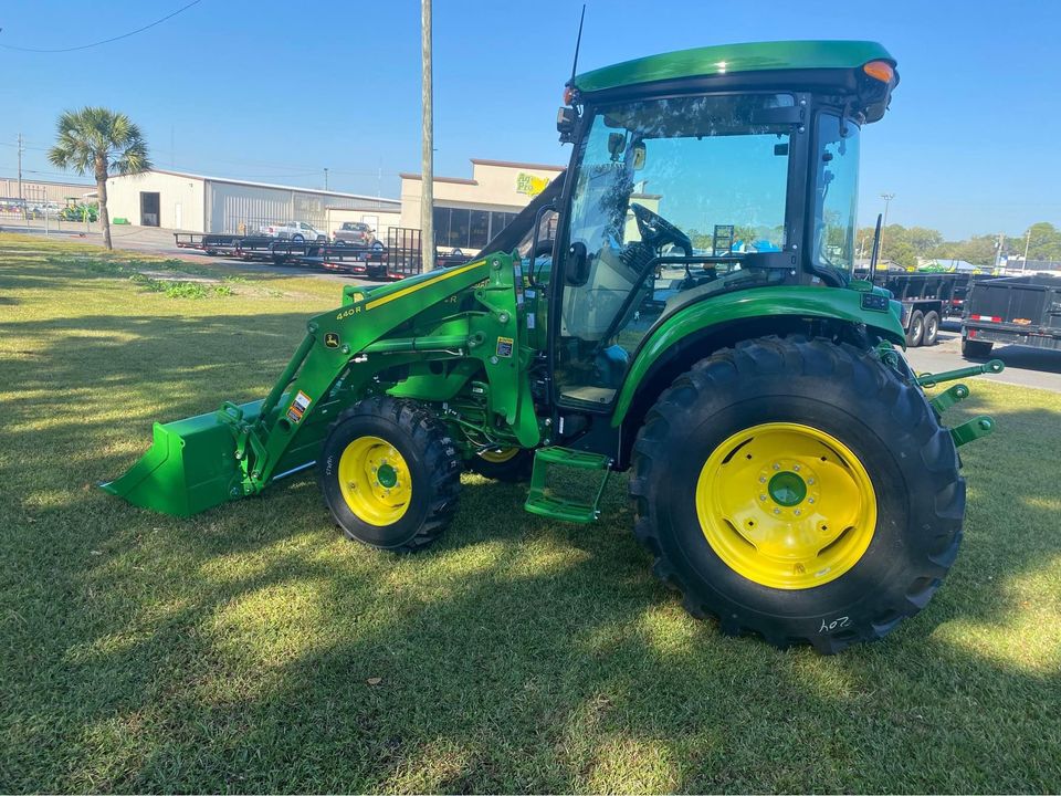 John Deere 4044R Image 3