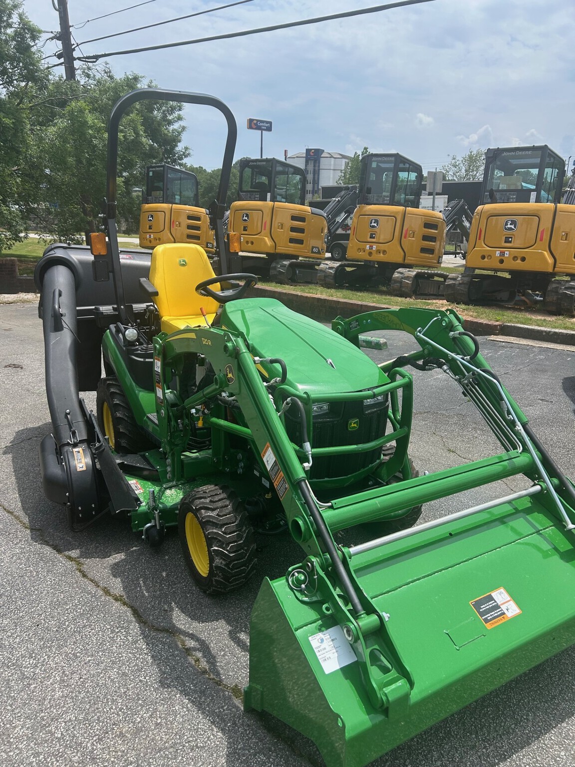 2023 John Deere 1025R Image 1