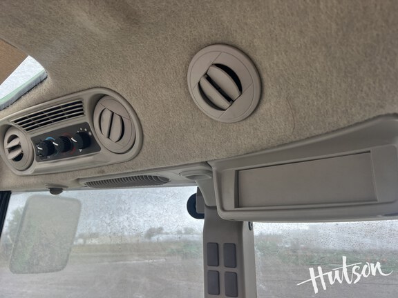 Photo of 2023 John Deere 6105E