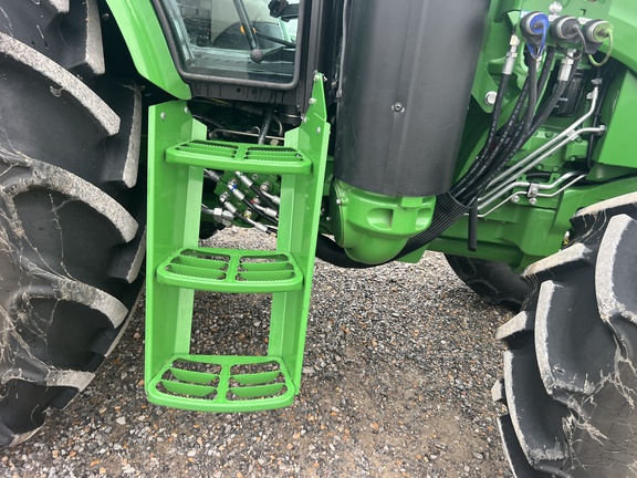 Photo of 2023 John Deere 6105E