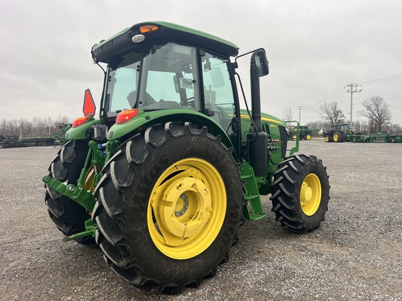 Photo of 2023 John Deere 6105E