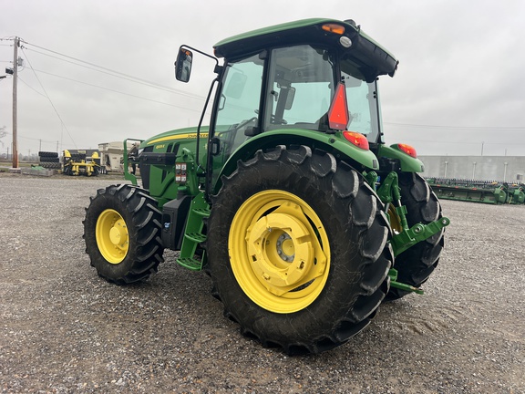 Photo of 2023 John Deere 6105E