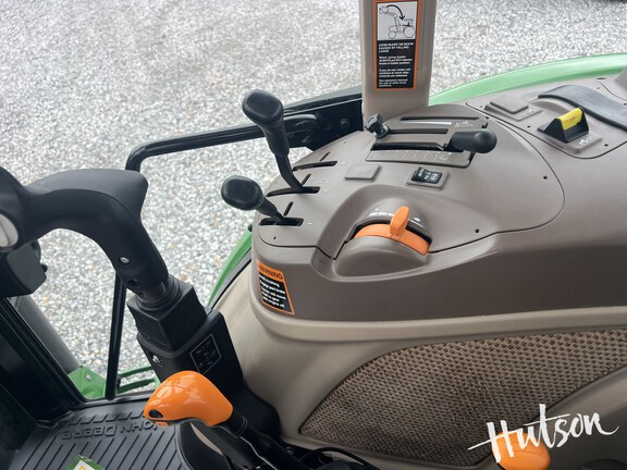 Photo of 2023 John Deere 6105E