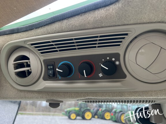 Photo of 2023 John Deere 6105E