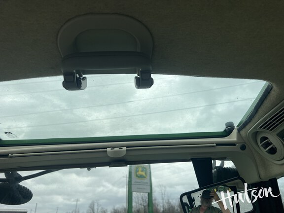 Photo of 2023 John Deere 6105E