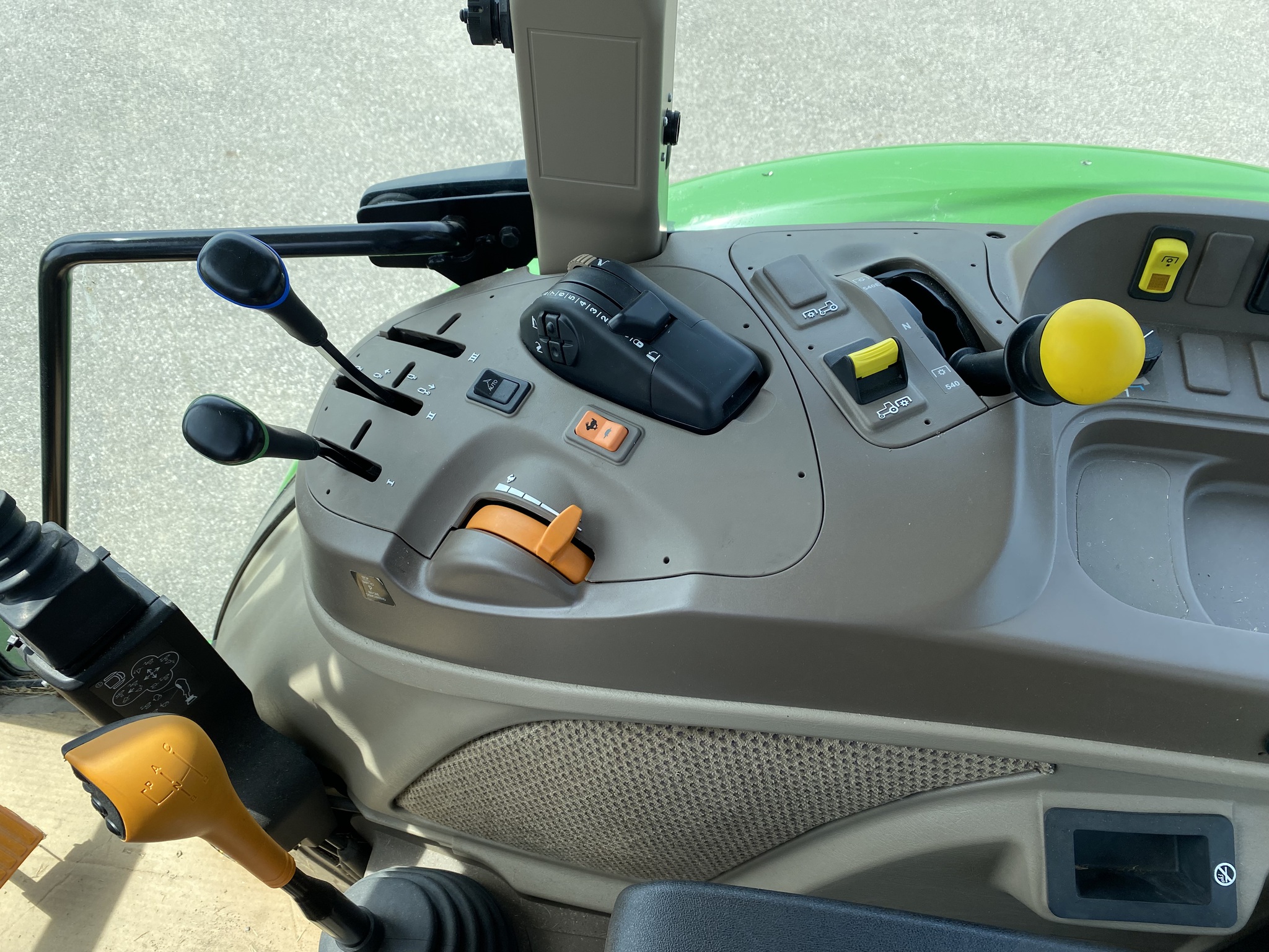 2023 John Deere 5120M Image 6