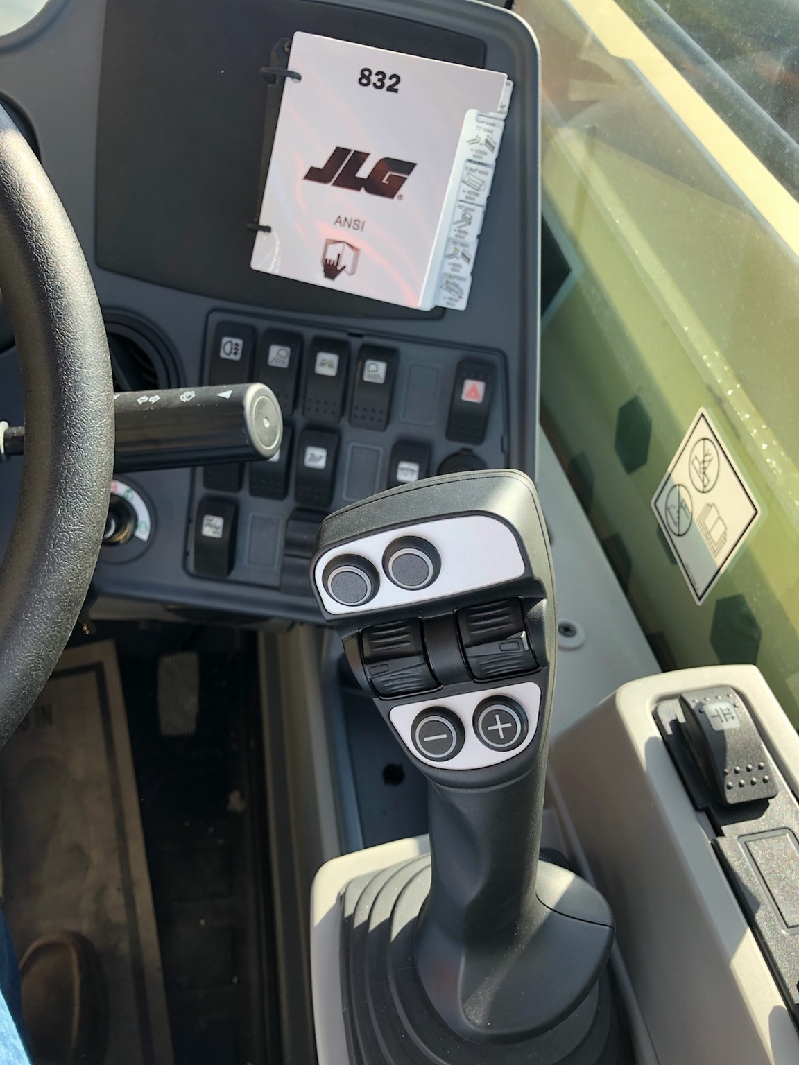 2025 JLG 832 Image 3