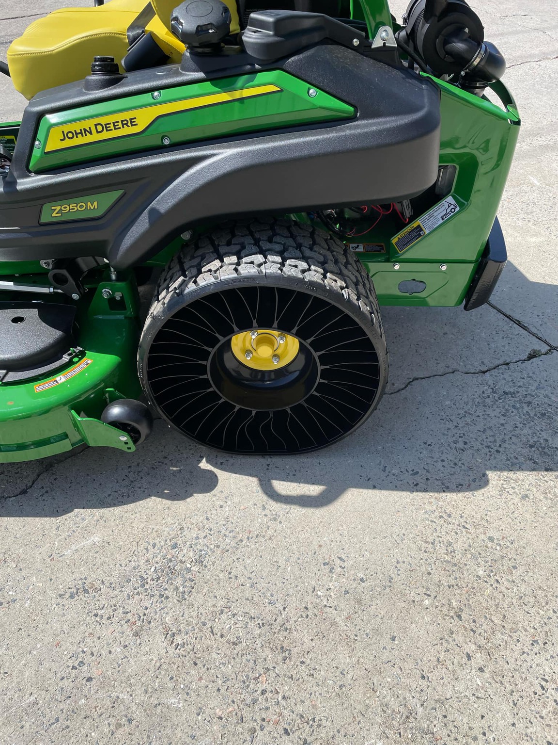 2023 John Deere Z950M Image 3
