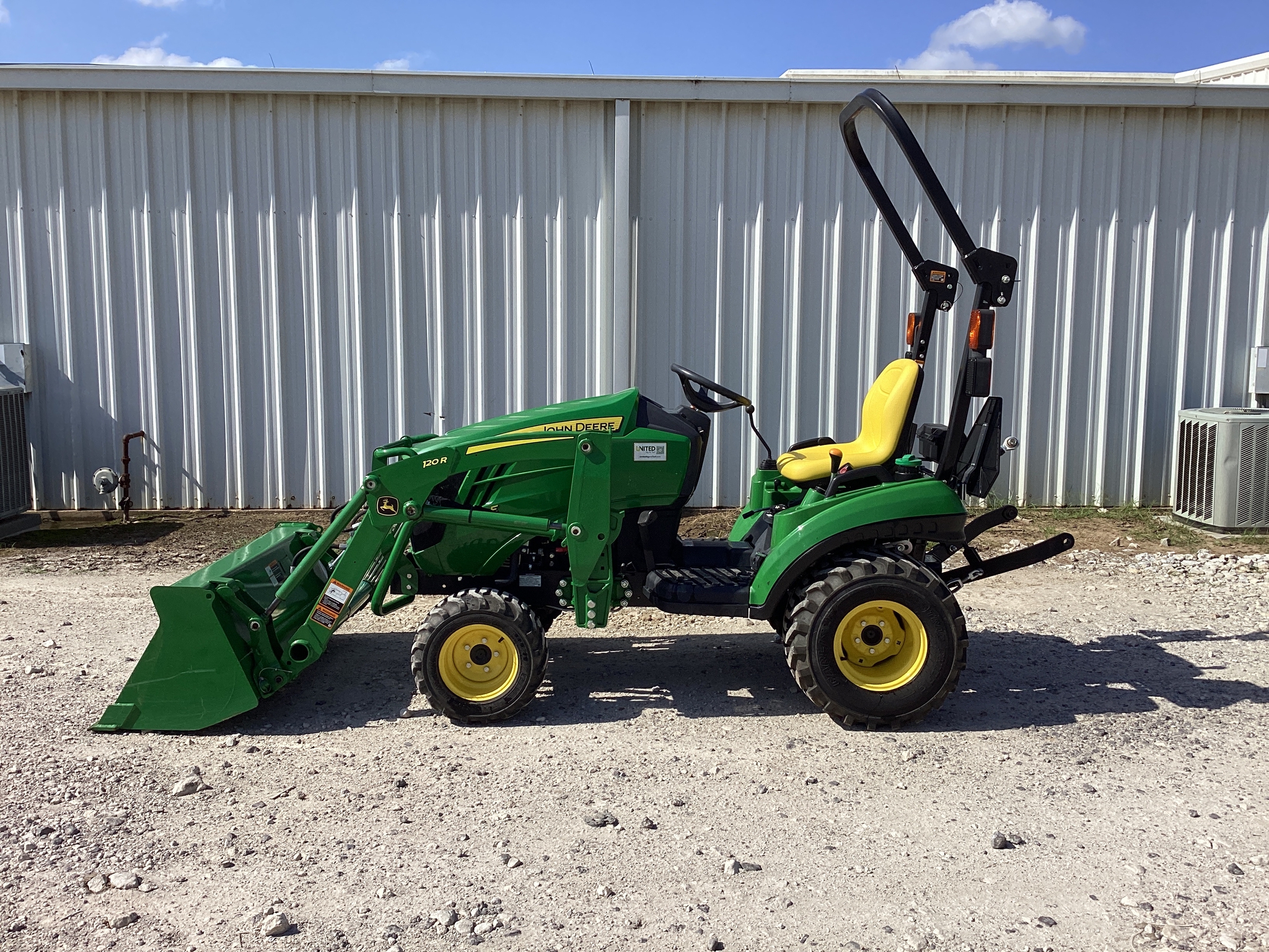 2022 John Deere 1023E Image 1