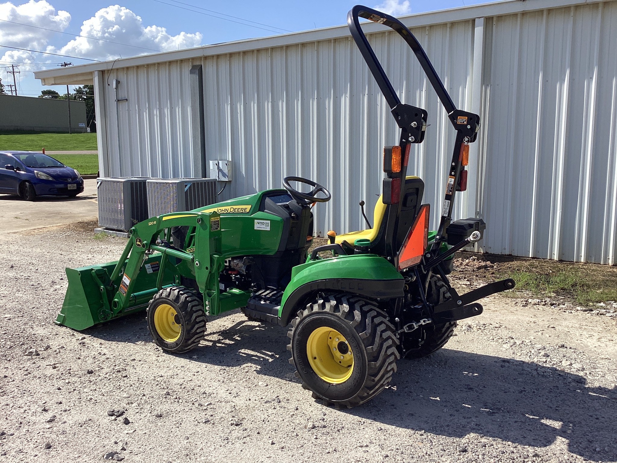 2022 John Deere 1023E Image 2