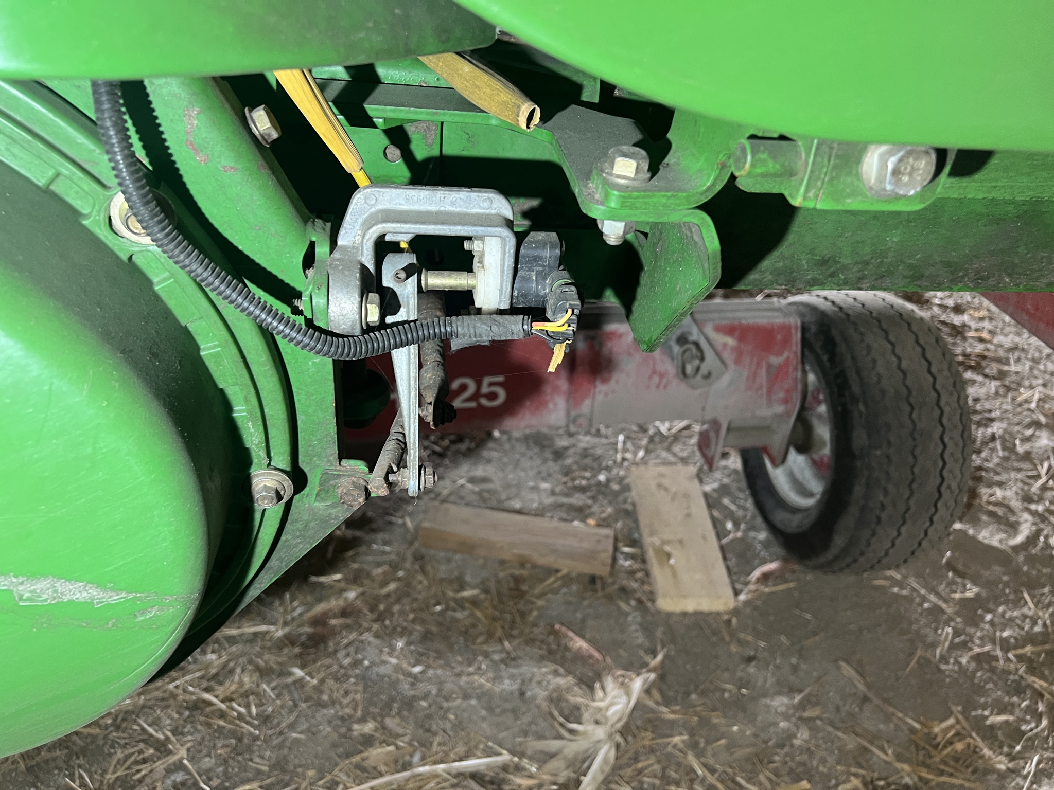 2011 John Deere 608C Image 9