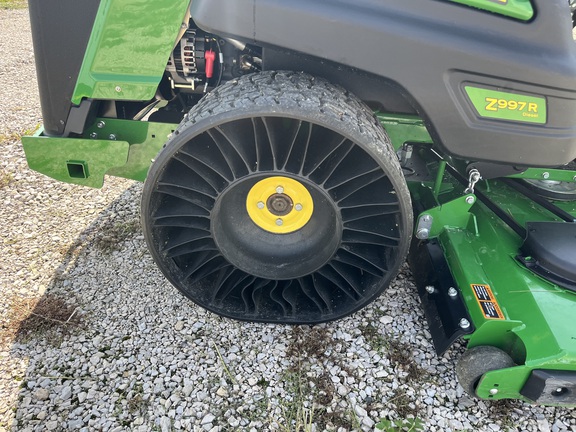 2025 John Deere Z997R - Photo11