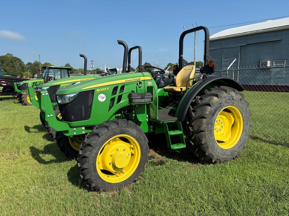 2021 John Deere 5065E Photo 2