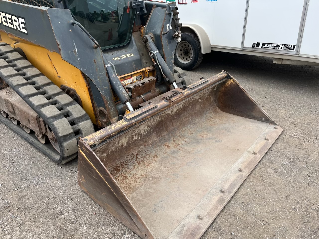 2015 John Deere 323E Image 4