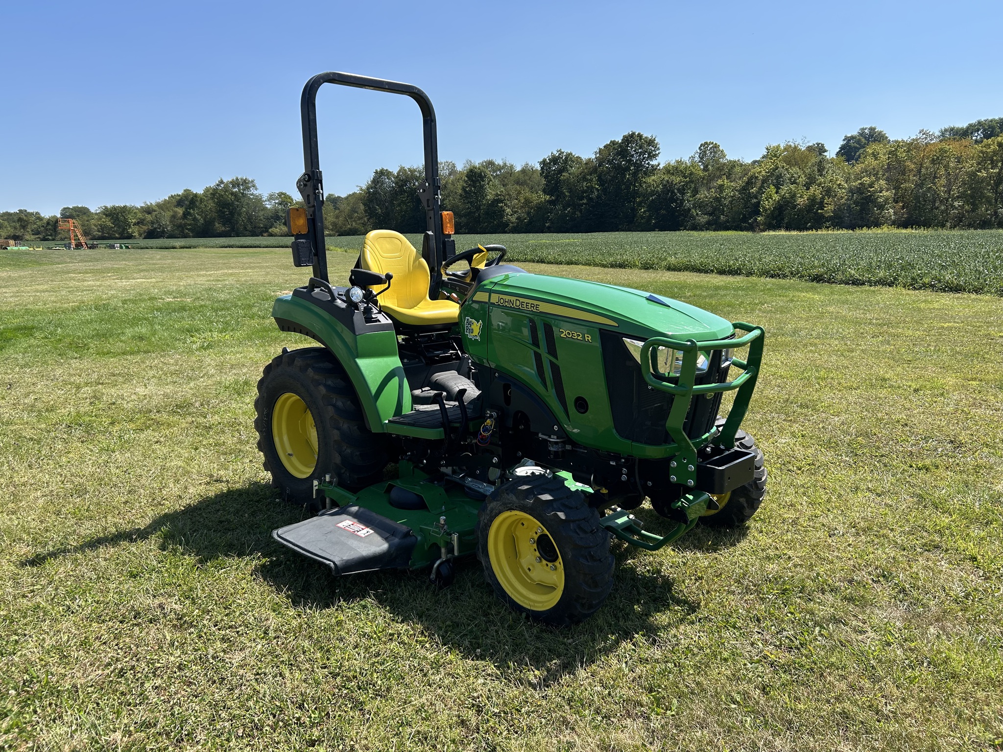 2021 John Deere 2032R Image 3