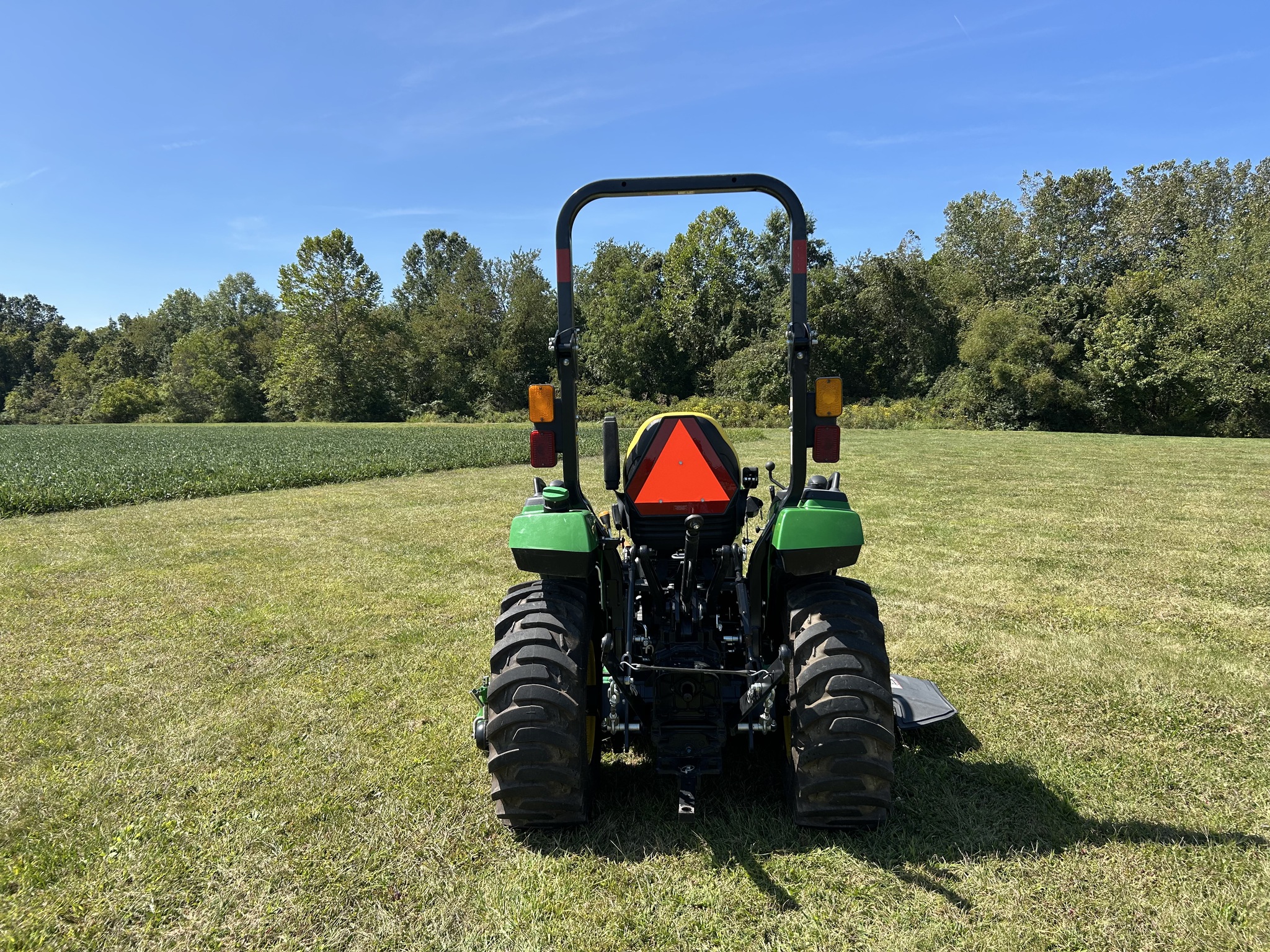 2021 John Deere 2032R Image 6