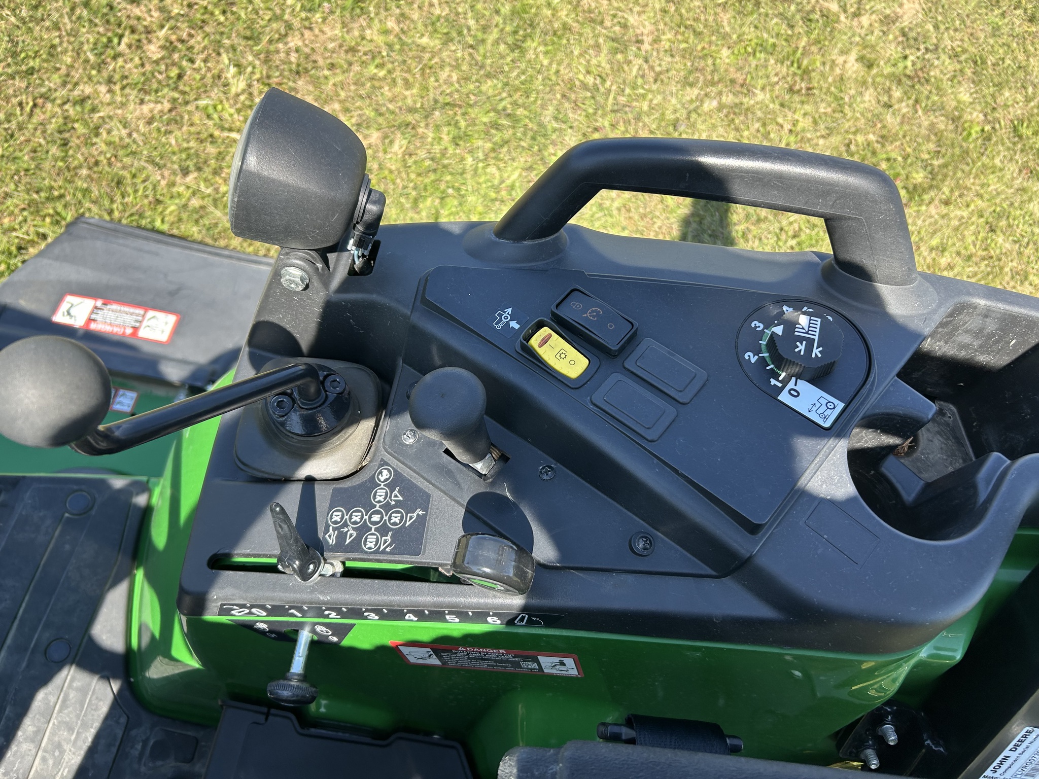 2021 John Deere 2032R Image 8