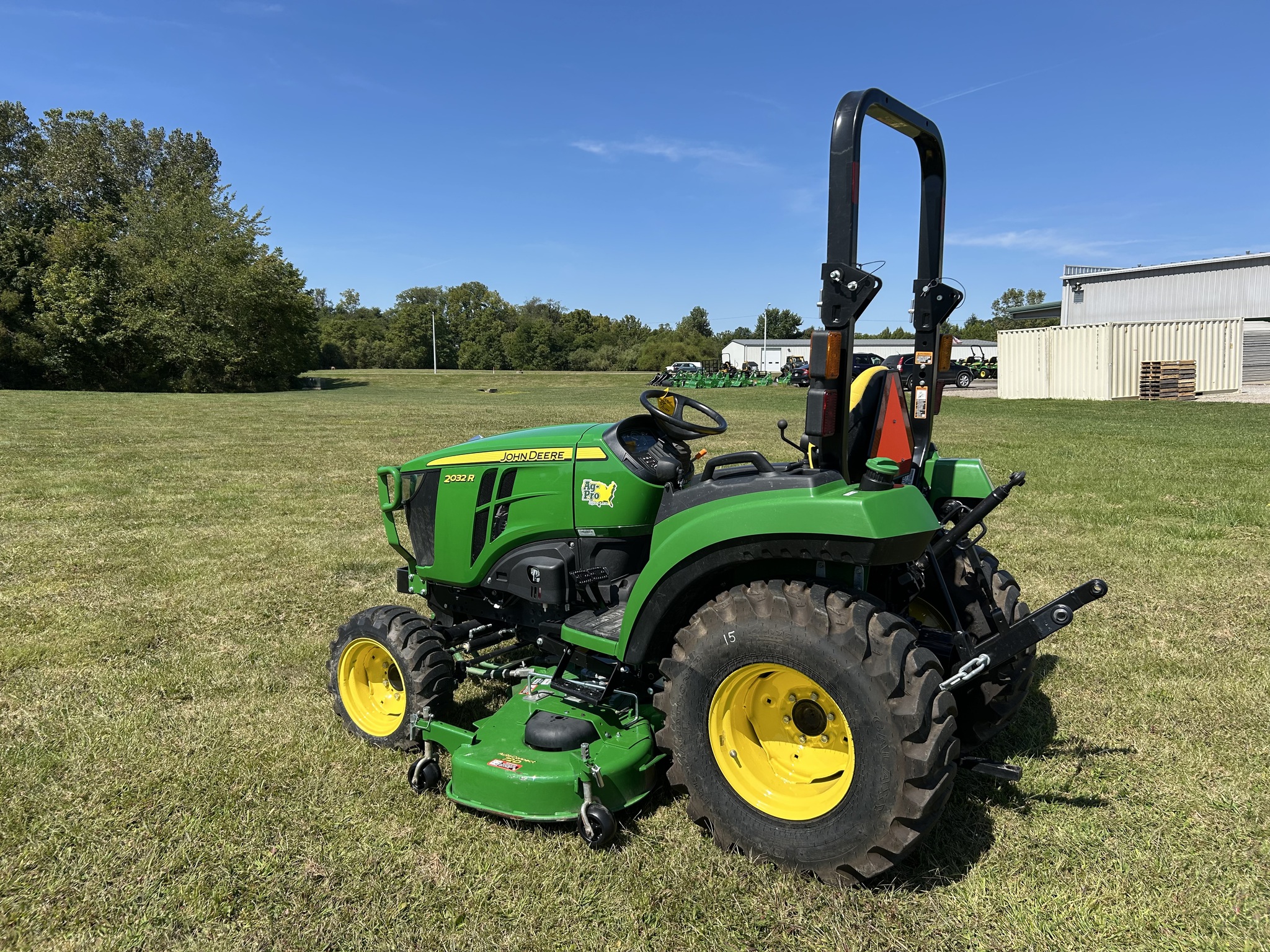 2021 John Deere 2032R Image 7