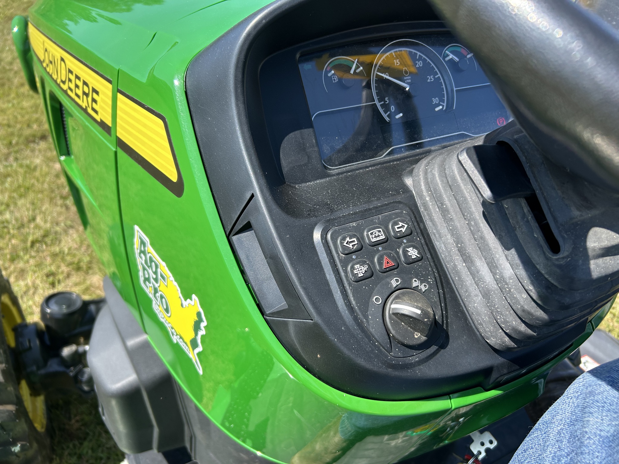 2021 John Deere 2032R Image 10