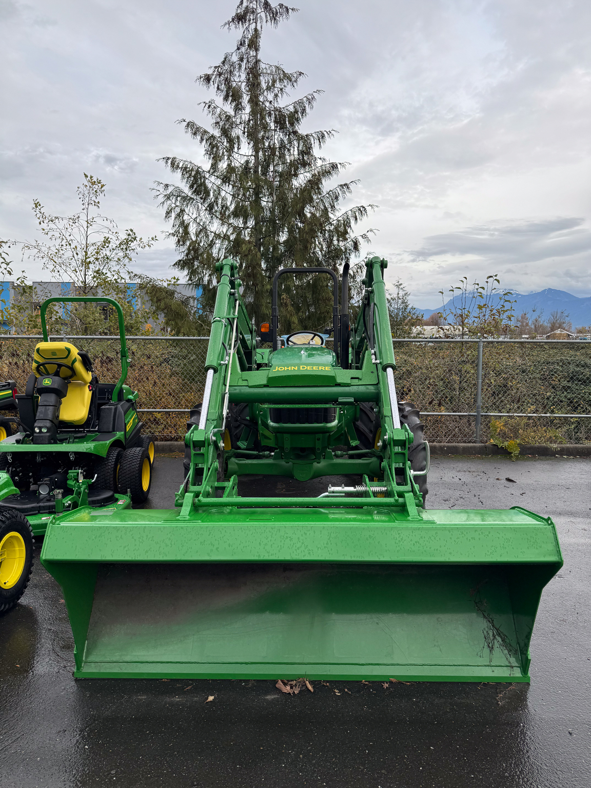 2014 John Deere 5075E Image 2
