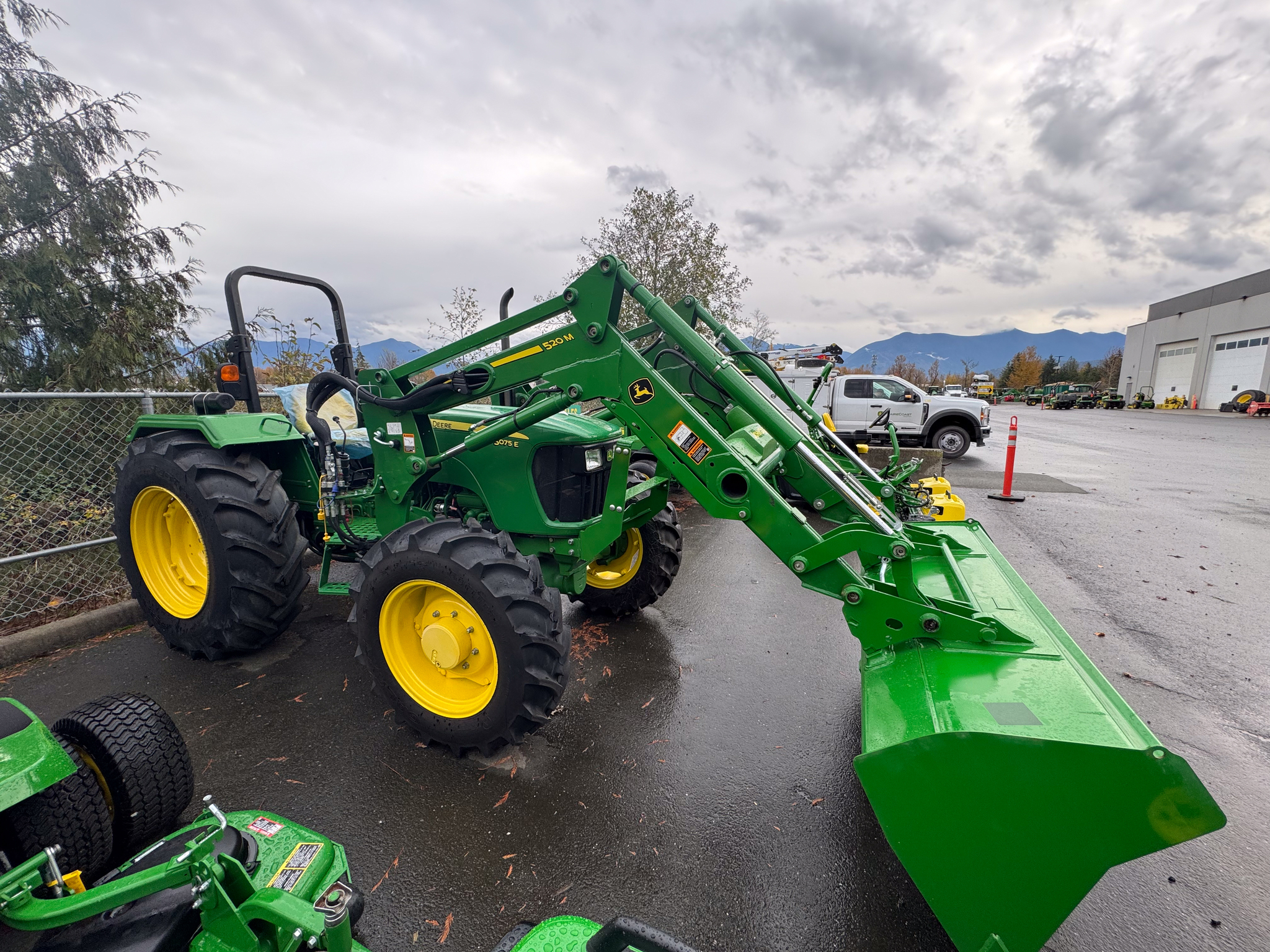 2014 John Deere 5075E Image 3