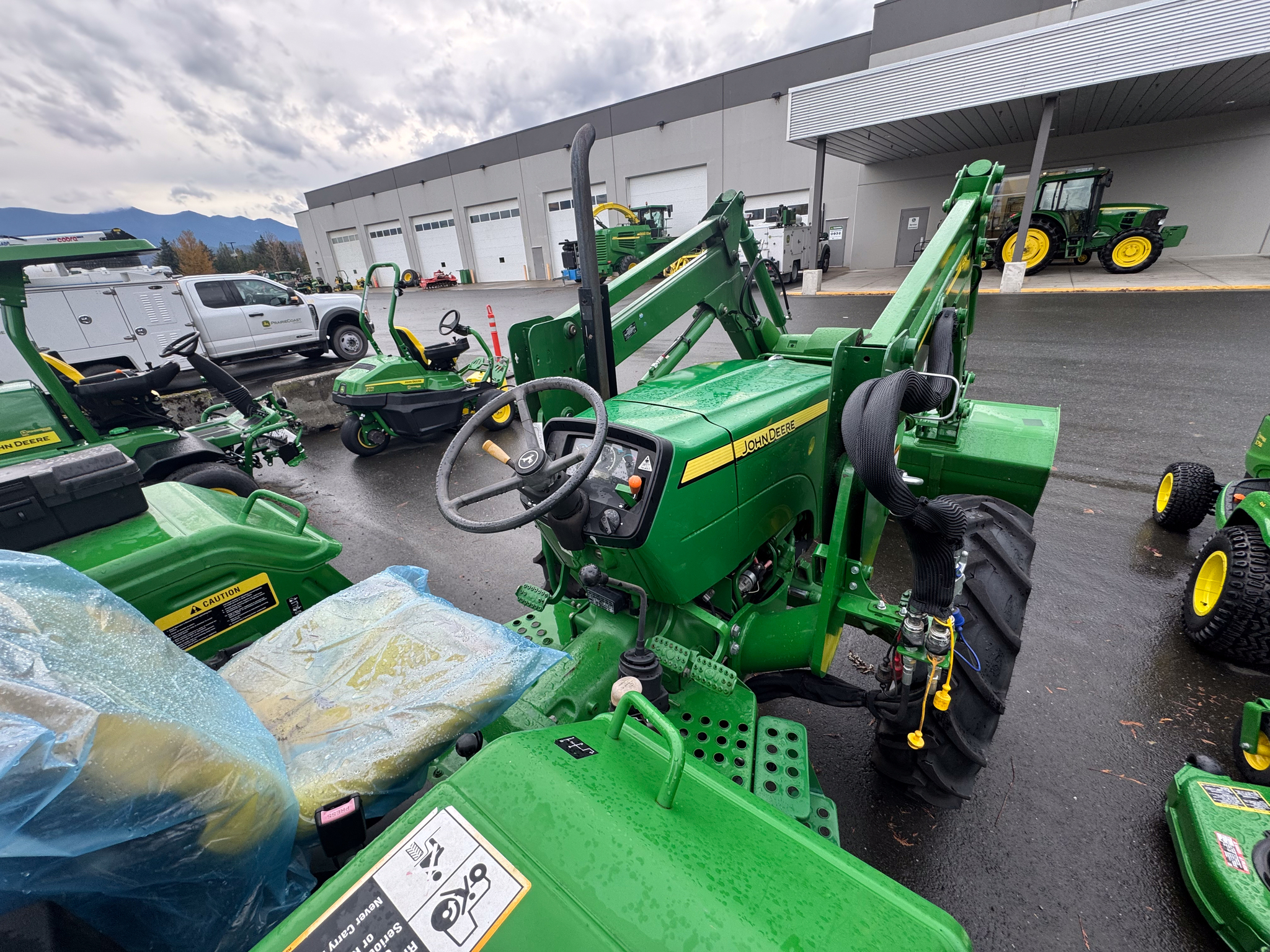 2014 John Deere 5075E Image 4