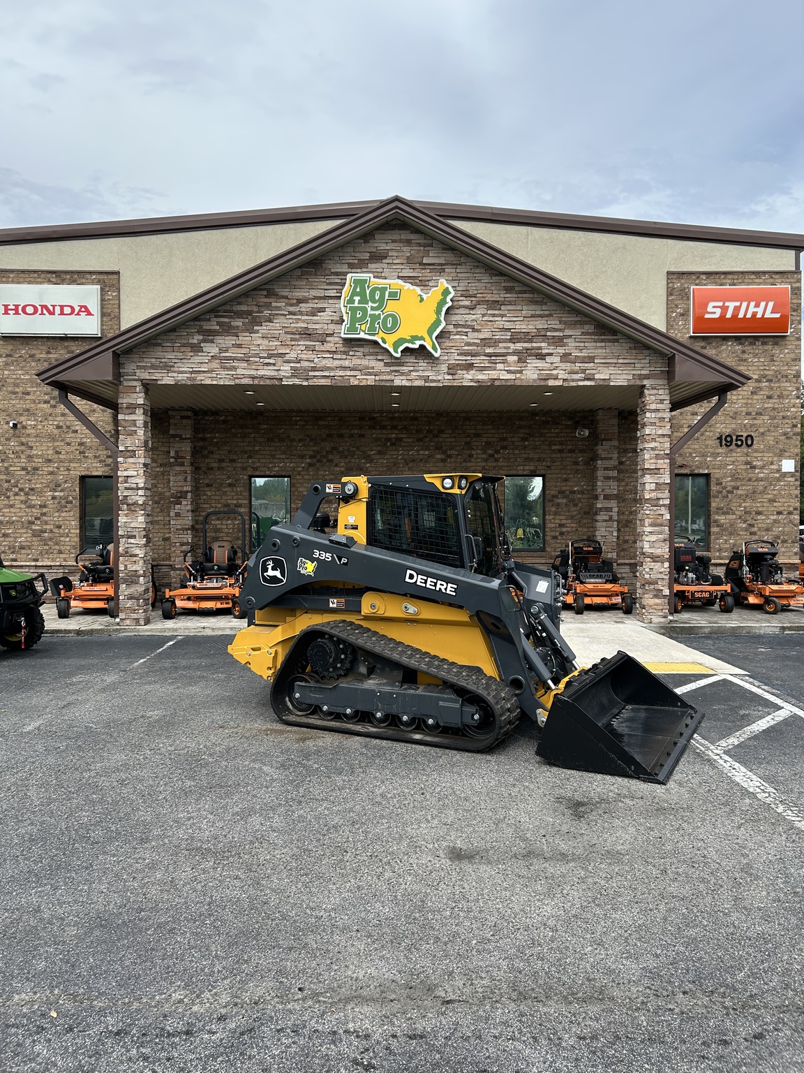 2025 John Deere 335 P Image 4