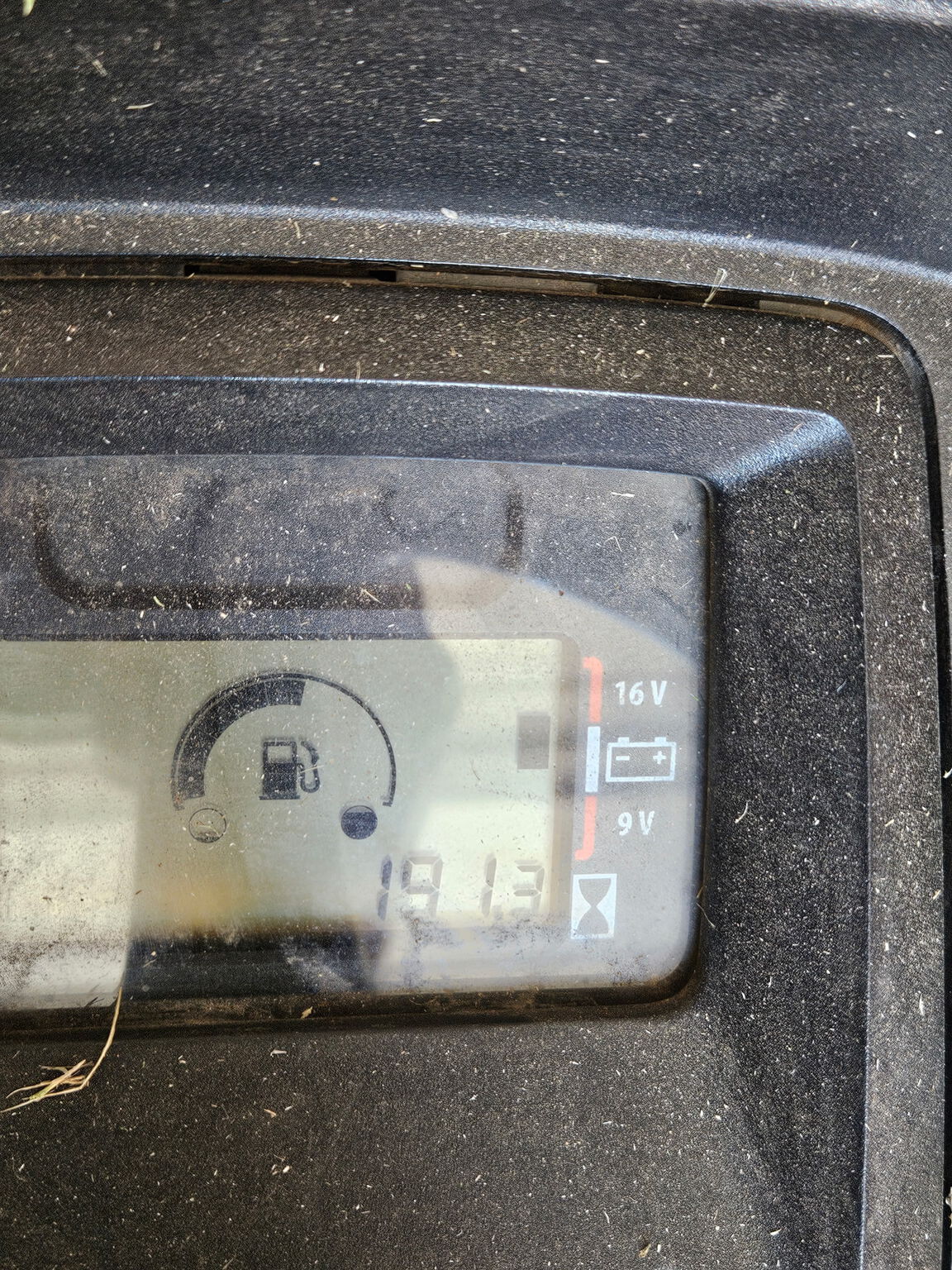 2019 John Deere X580 Image 8