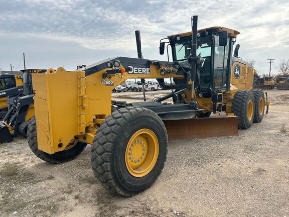 Photo of a 2023 John Deere 772G