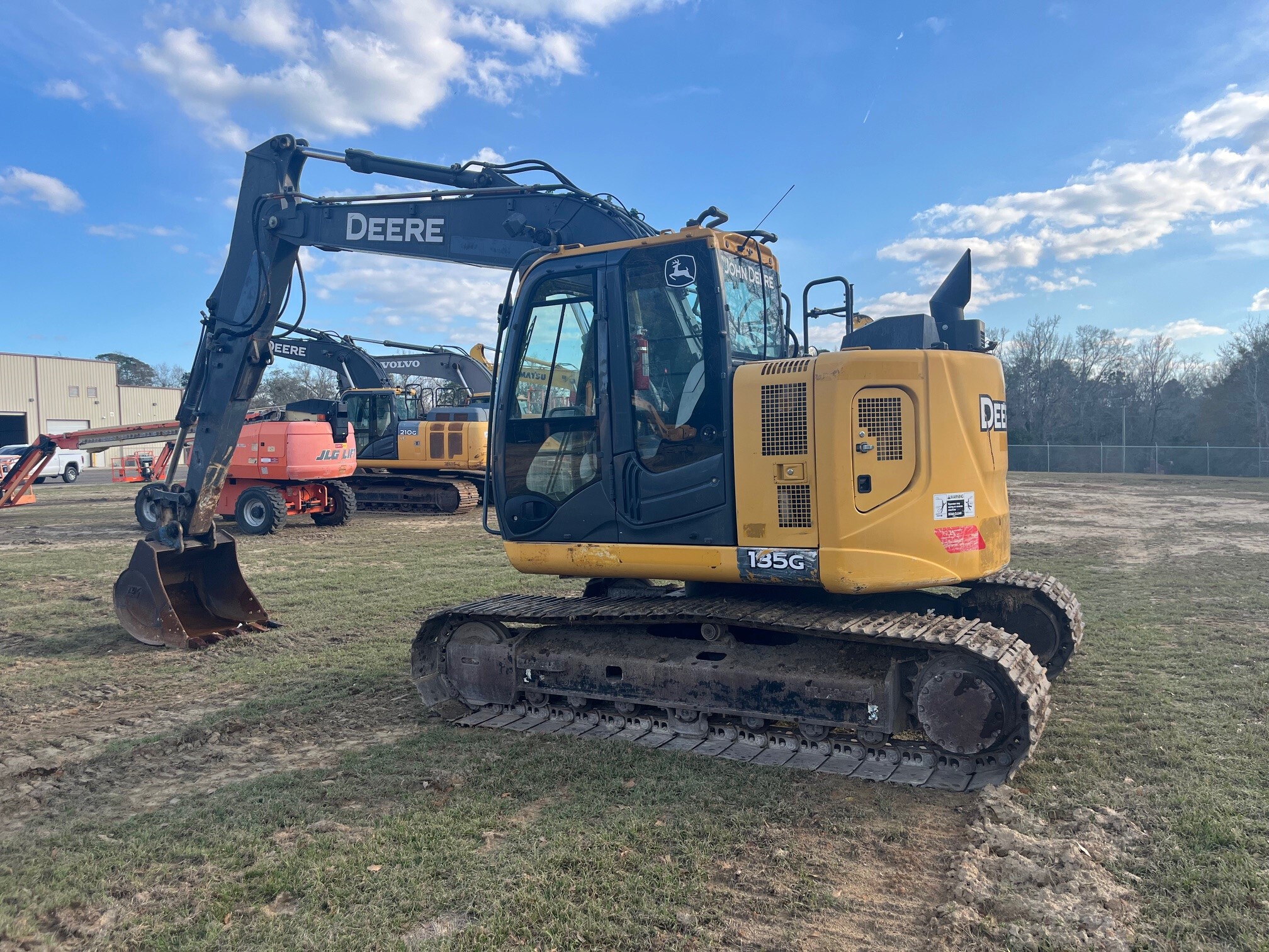 2018 John Deere 135G Image 2