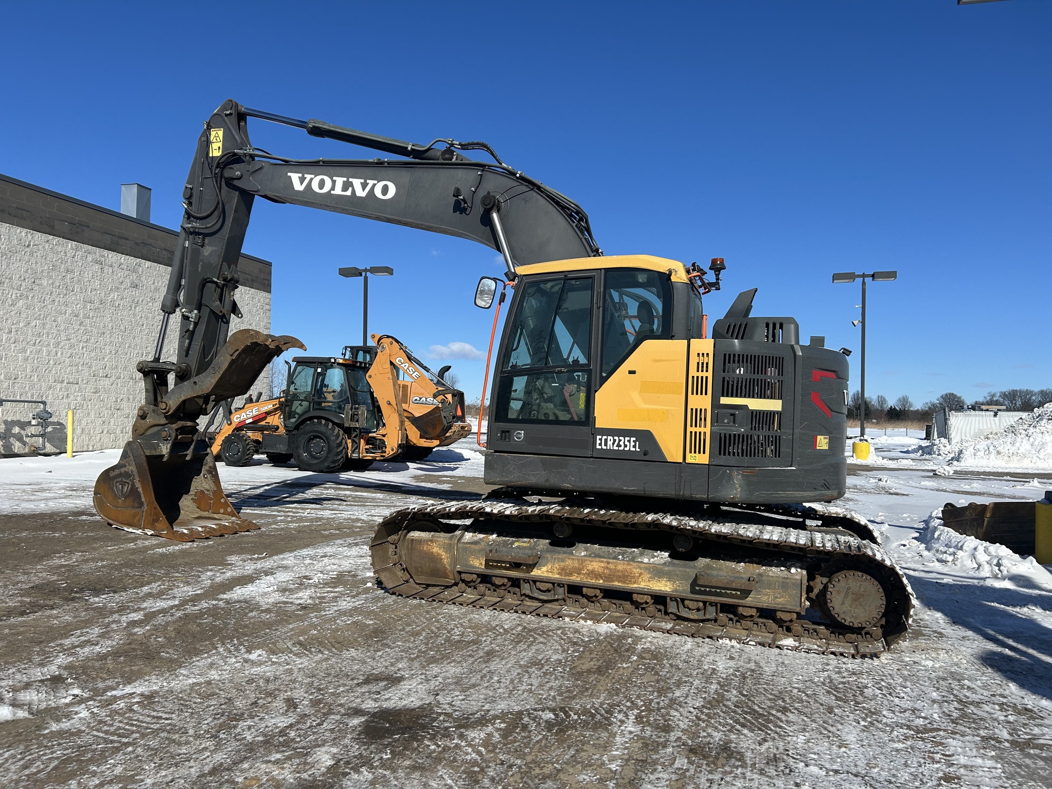 2017 Volvo EC235EL Image 2
