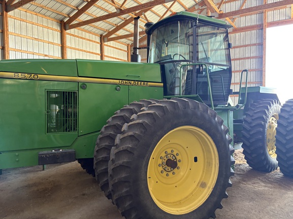  John Deere 8570