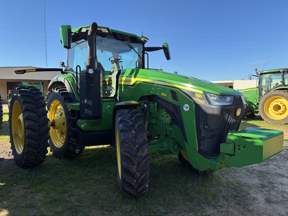 2025 John Deere 8R 250 Photo 3