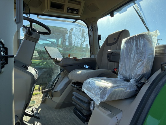 2025 John Deere 8R 250 Photo 5