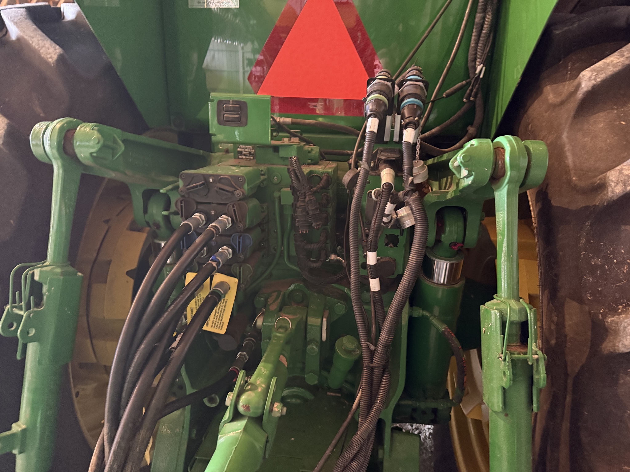 2010 John Deere 8225R Image 6