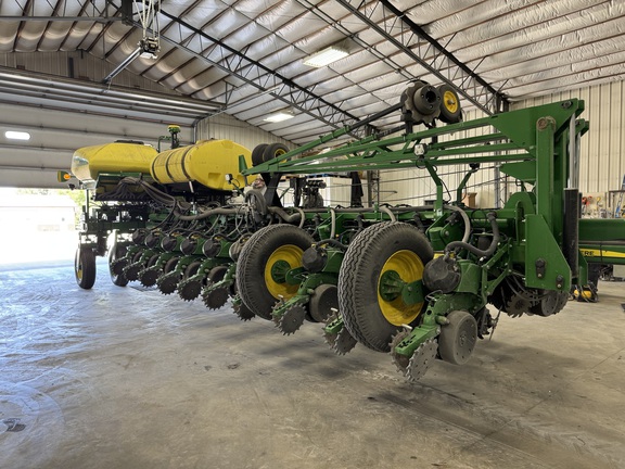  John Deere 1775NT