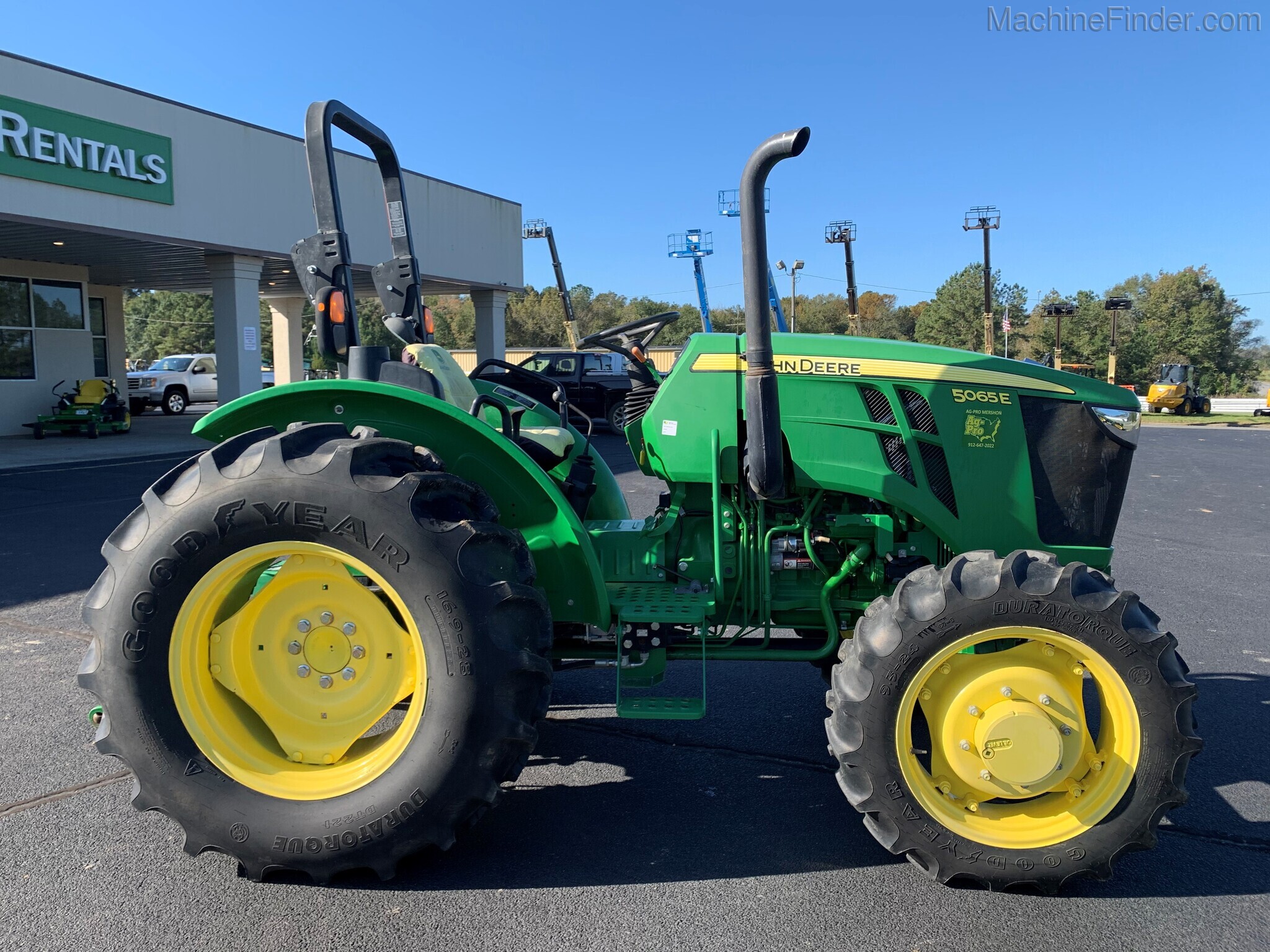 2015 John Deere 5065E Image 2