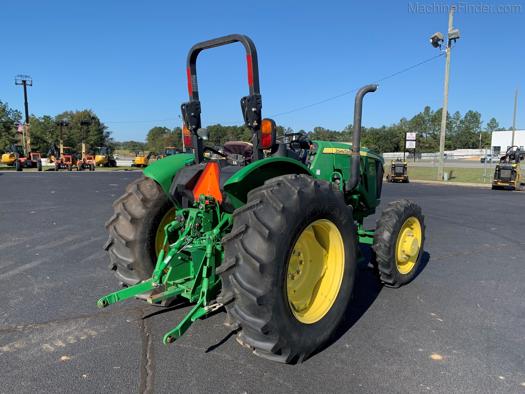 2015 John Deere 5065E Image 3
