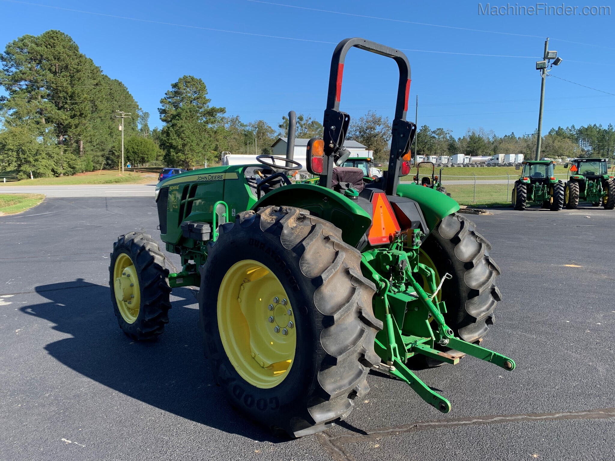 2015 John Deere 5065E Image 5