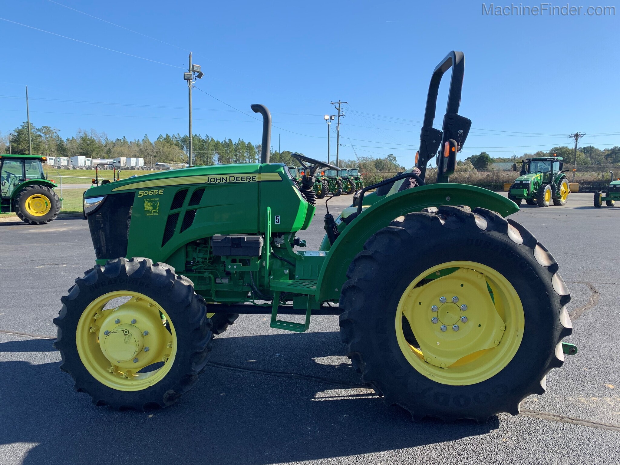 2015 John Deere 5065E Image 6