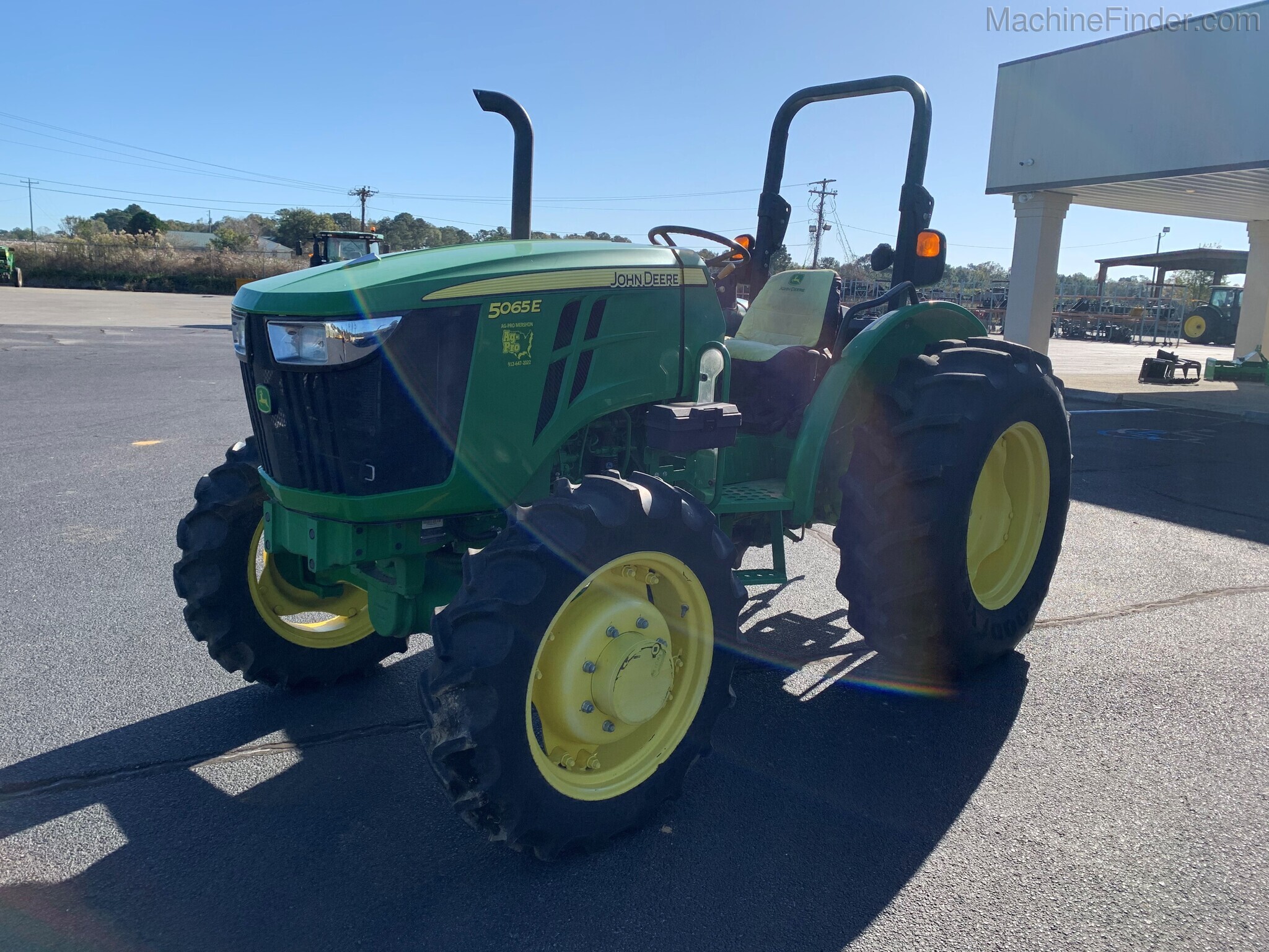 2015 John Deere 5065E Image 7