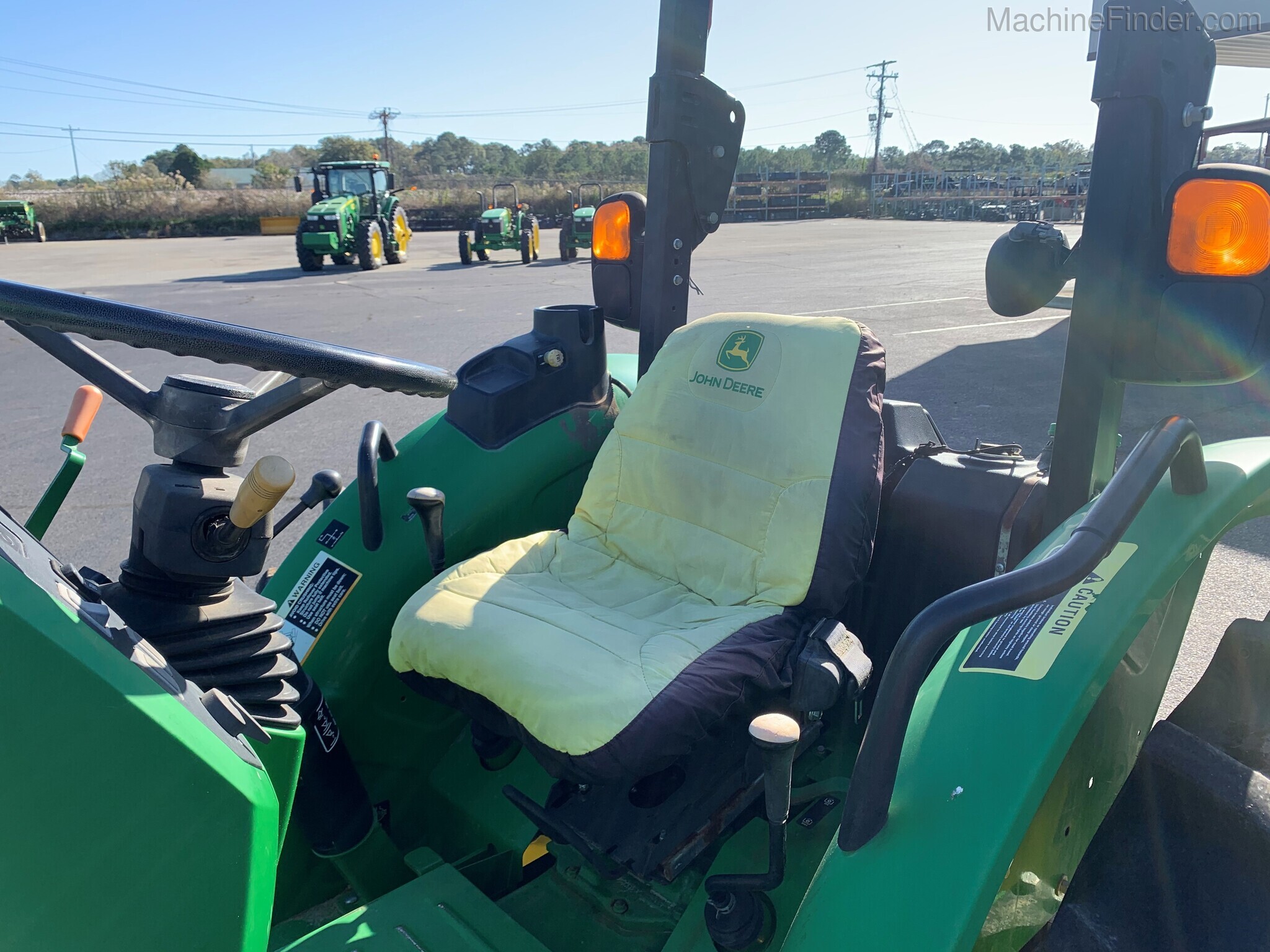 2015 John Deere 5065E Image 9
