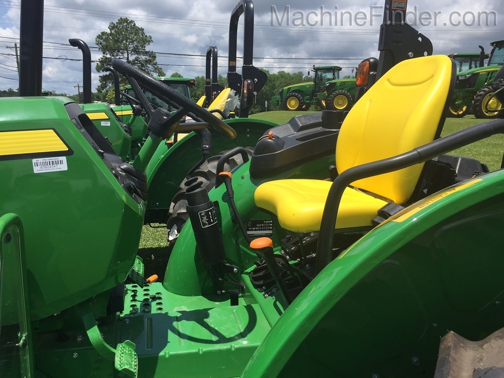 2021 John Deere 5045E Image 4