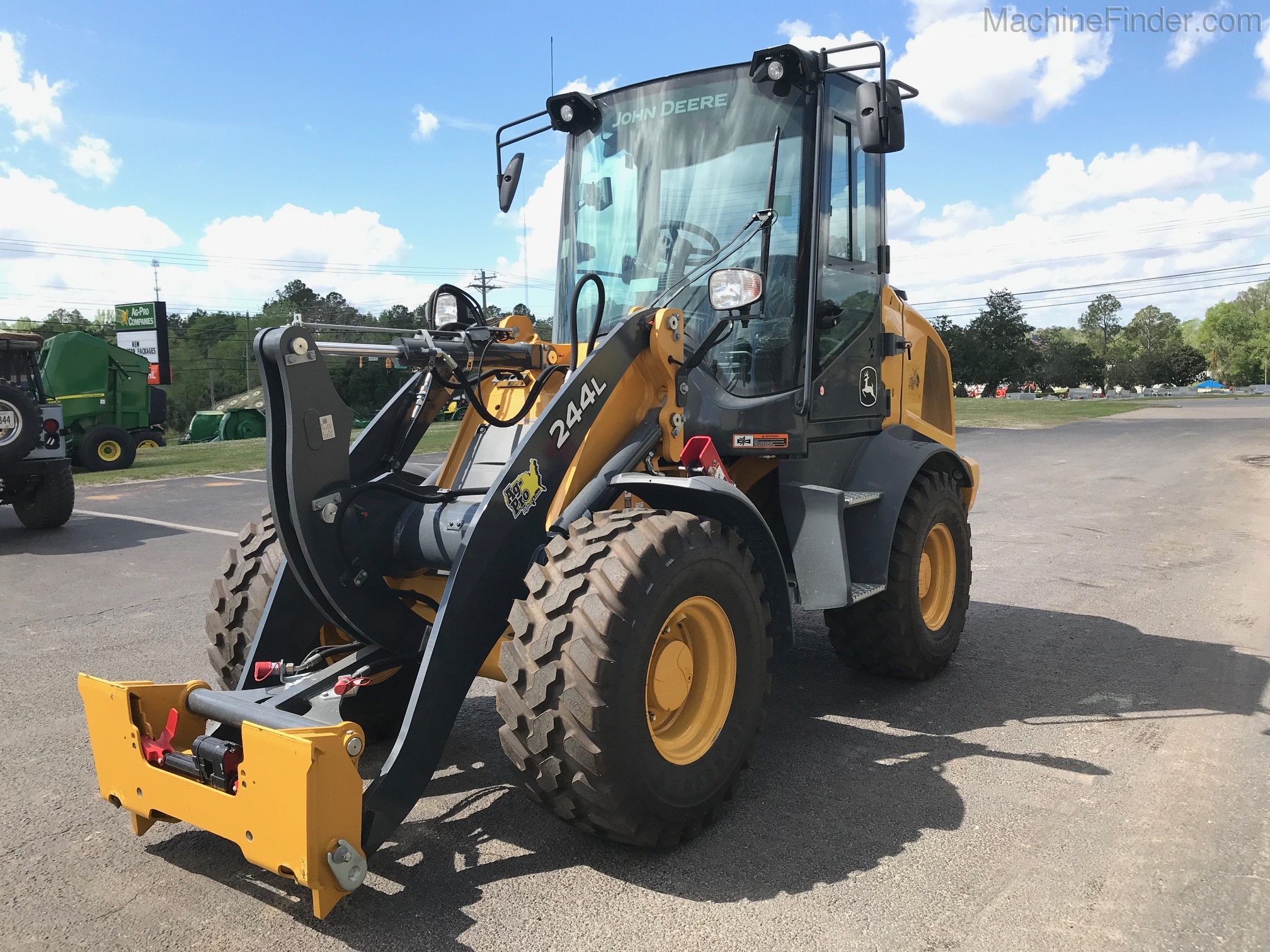 2021 John Deere 244L Image 7