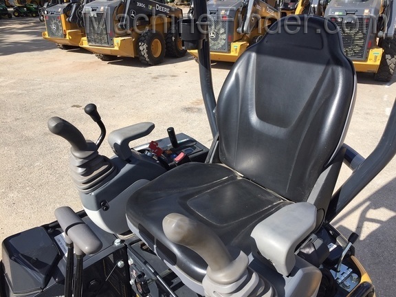 2020 John Deere 17G Image 5