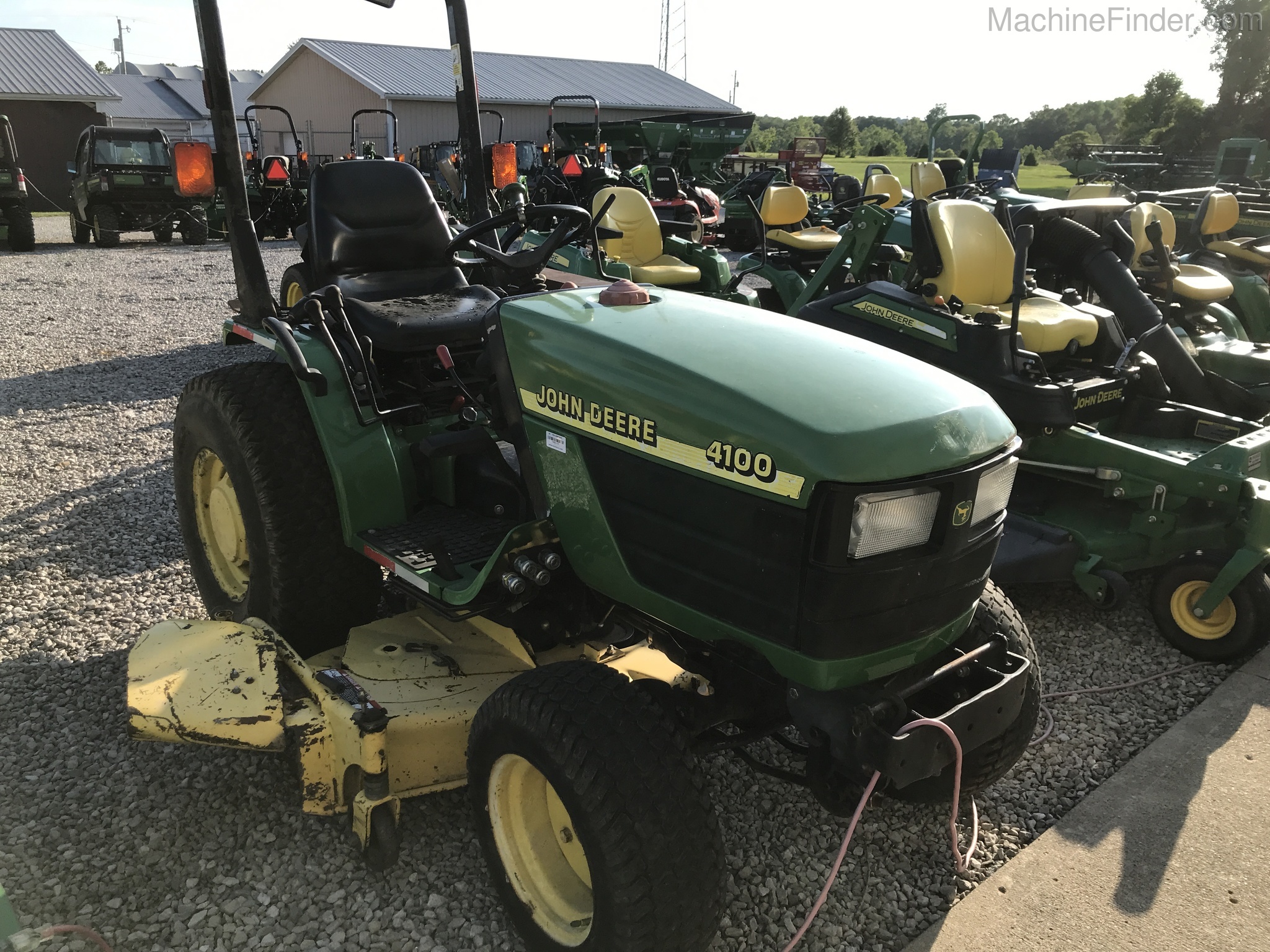 1999 John Deere 4100 Image 3