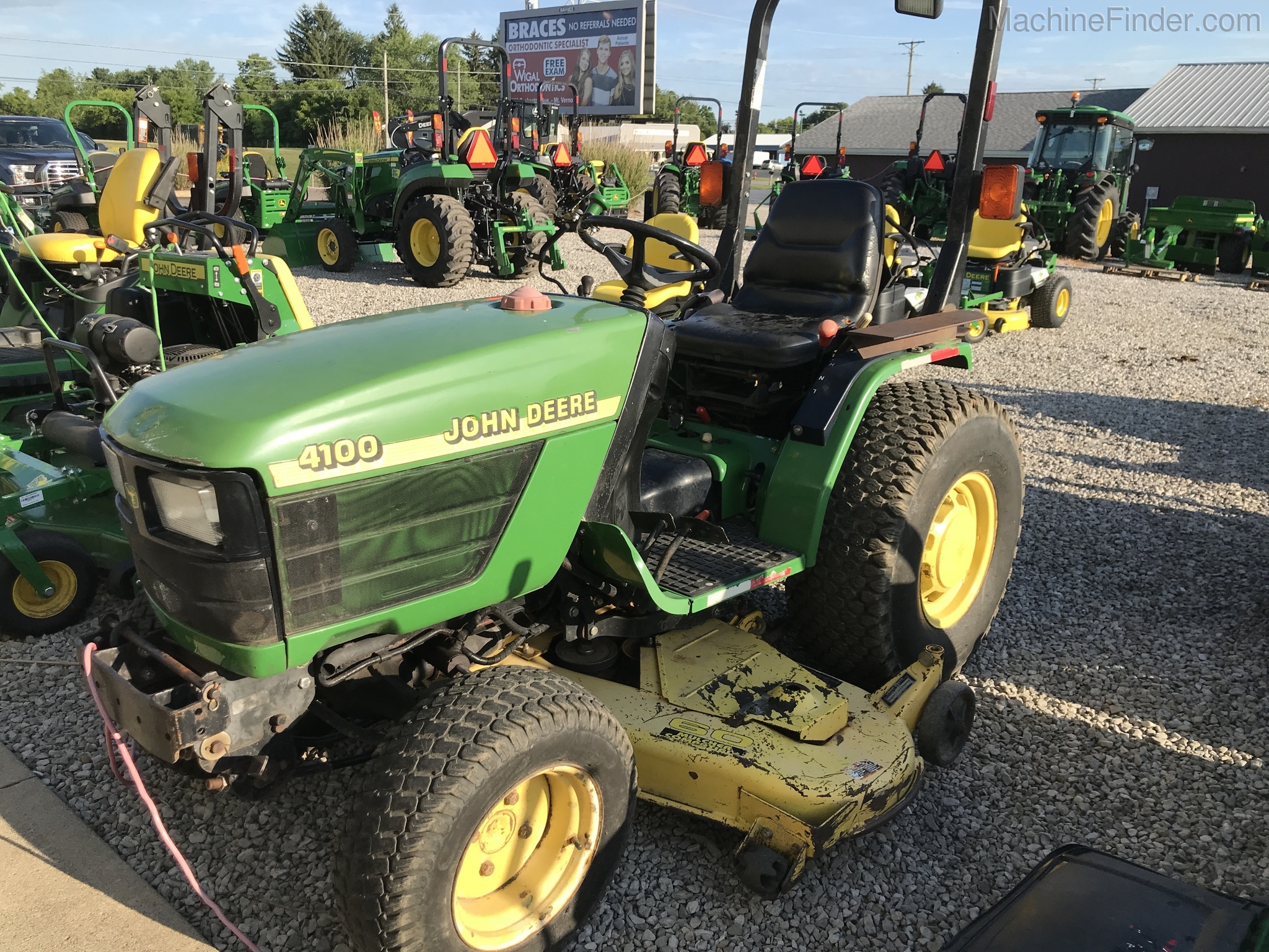 1999 John Deere 4100 Image 1