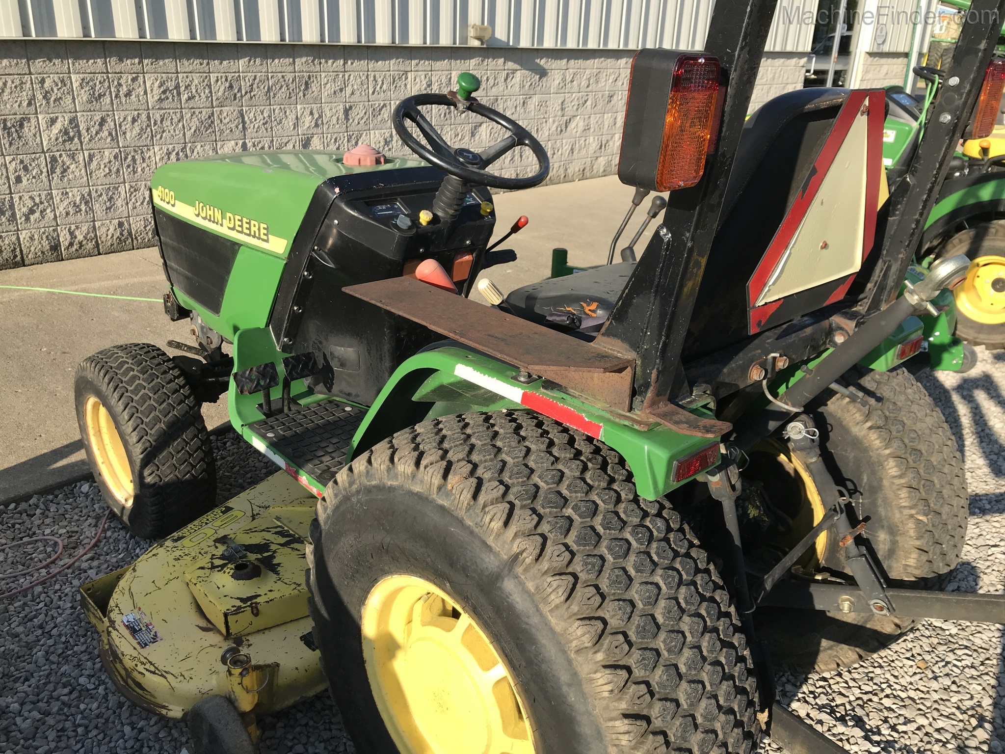 1999 John Deere 4100 Image 6