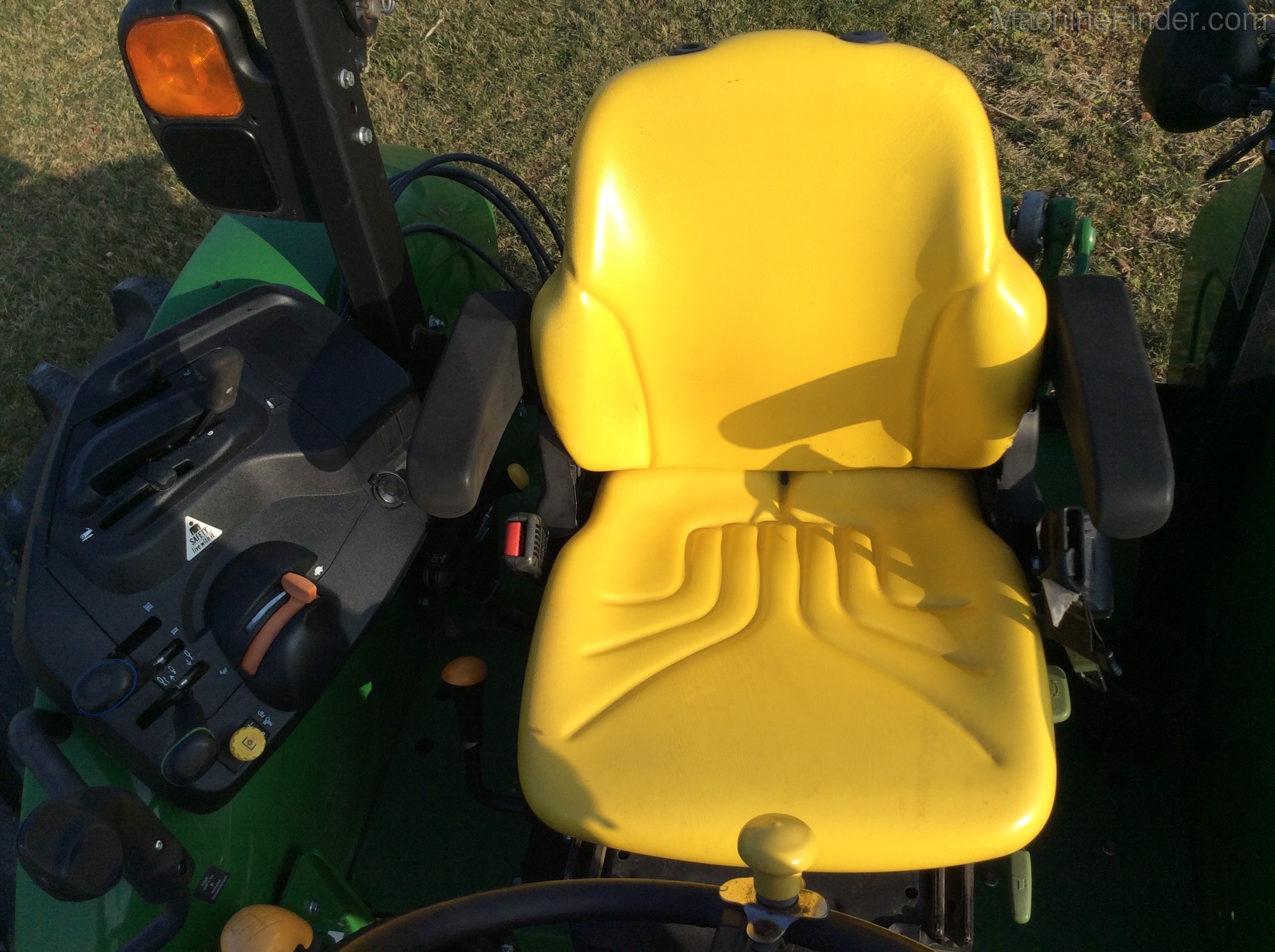 2017 John Deere 5075M Image 8