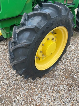 2013 John Deere 5085E Image 3